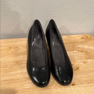 AEROSOLES Black Heels Elegant Design